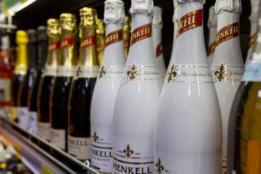 Mağaza raflarında bol bol şampanya var. Geleneksel tatiller ve etkinlikler. Yakın plan. Moskova, Rusya, 12-24-2020.