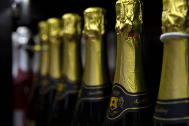 Mağaza raflarında bol bol şampanya var. Geleneksel tatiller ve etkinlikler. Yakın plan. Moskova, Rusya, 12-24-2020.