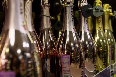 Mağaza raflarında bol bol şampanya var. Geleneksel tatiller ve etkinlikler. Yakın plan. Moskova, Rusya, 12-24-2020.