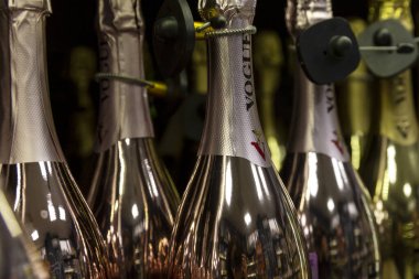 Mağaza raflarında bol bol şampanya var. Geleneksel tatiller ve etkinlikler. Yakın plan. Moskova, Rusya, 12-24-2020.