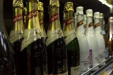 Mağaza raflarında bol bol şampanya var. Geleneksel tatiller ve etkinlikler. Yakın plan. Moskova, Rusya, 12-24-2020.