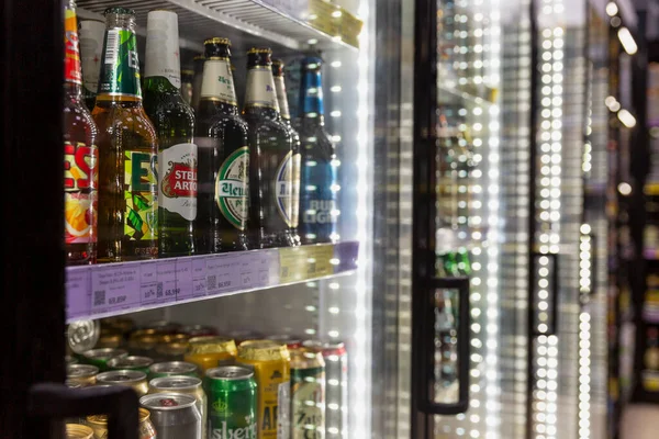 Dükkanda soğutulmuş biranın olduğu bir gösteri. Yakın plan. Moskova, Rusya, 12-24-2020.