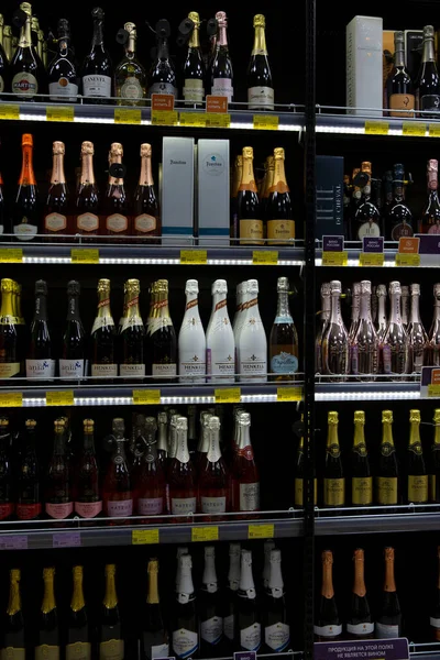 Большой Выбор Шампанского Полках Магазинов Традиционные Праздники Мероприятия Вертикали Вид — стоковое фото