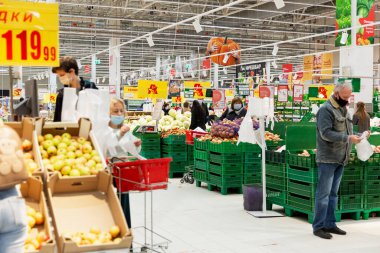 Süpermarkette kılık değiştirmiş insanlar yiyecek satın alır. Koronavirüs salgını. Moskova, Rusya, 10-19-2020.