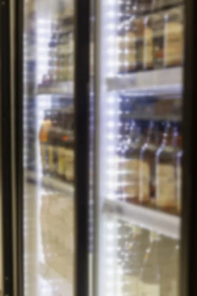 Cerveza Embotellada Escaparate Cristal Borrosa Vertical —  Fotos de Stock