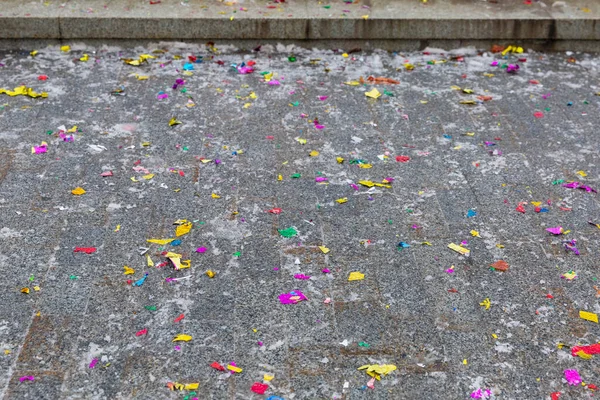 休日後の地面の花火からの色のゴミ — ストック写真