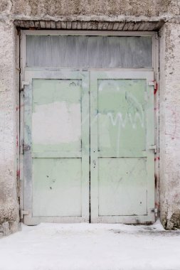 Eski boyanmış yeşil kapalı kapı. Ön manzara. Dikey.