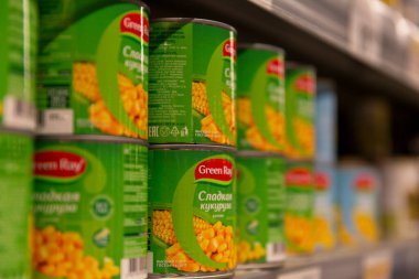 Raflardaki konserve mısır kutuları. Yakın plan. Yan görüş. Moskova, Rusya, 01-01-2021.