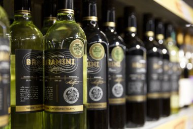 Mağazadaki raflarda bir şişe beyaz şarap. Yakın plan. Moskova, Rusya, 01-01-2021.