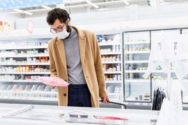 Jovem Morena Uma Máscara Médica Supermercado Departamento Com Alimentos Congelados — Fotografia de Stock