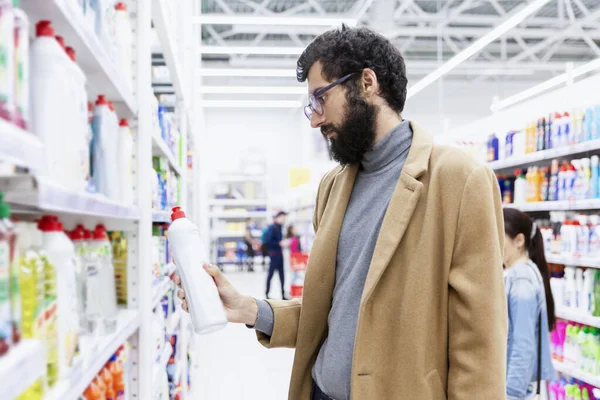 Jovem Morena Com Óculos Com Barba Supermercado Escolhe Produto Limpeza — Fotografia de Stock