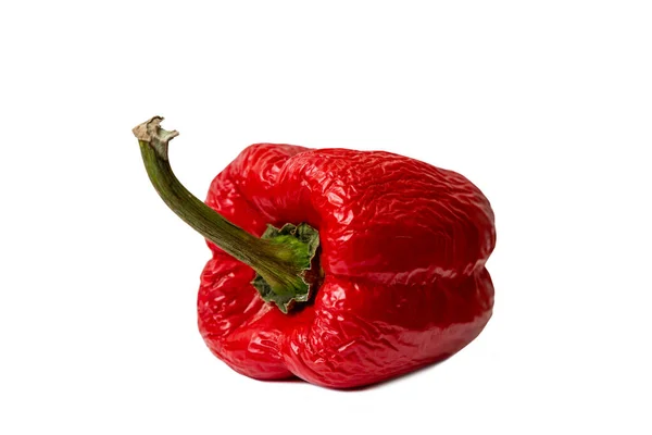Gekromde Rode Paprika Een Close Geïsoleerd Witte Achtergrond — Stockfoto