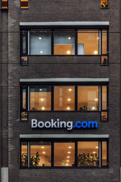 Brick Office Building Booking Com 旅行时寻找住宿 垂直的 2019年10月11日 荷兰阿姆斯特丹 — 图库照片