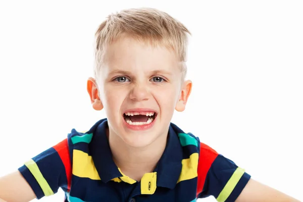 Dişleri Sırıtmayan Çok Renkli Tişörtlü Sarışın Bir Çocuk Yakın Plan — Stok fotoğraf