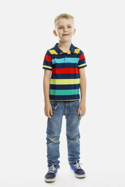 Ein Blonder Junge Jeans Und Buntem Shirt Steht Weißer Hintergrund — Stockfoto