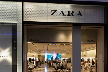 Alışveriş merkezindeki Zara mağazası. Dışarıdan. Moskova, Rusya, 02-17-2021.