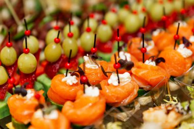 Şenlik masasında ağız sulandıran kanepeler. İş toplantıları, etkinlikler ve kutlamalar için yemek servisi. Yakın plan..