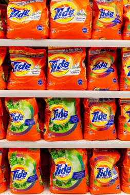 Mağazadaki raflarda akıntı tozu çeşitleri var. Dikey. Moskova, Rusya, 03-04-2021.