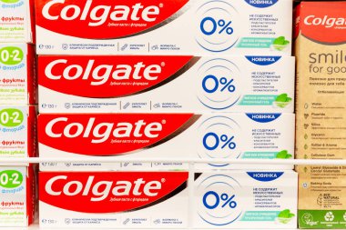 Mağazadaki tezgahta duran Colgate diş macunu. Ön manzara. Moskova, Rusya, 03-04-2021.