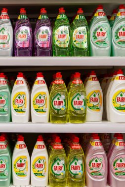 Mağazadaki raflarda bulaşık deterjanı var. Dikey. Moskova, Rusya, 03-04-2021.