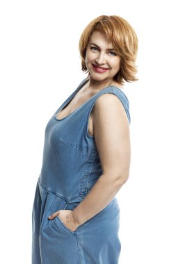 Kot pantolon giymiş, kızıl saçlı, orta yaşlı, güzel bir kadın. Kişisel bakım ve sağlık. Beyaz arka planda izole edilmiş. Dikey.