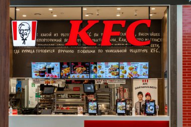 Alışveriş merkezindeki Fast food restoranı KFC. Ön manzara. Moskova, Rusya, 03-31-2021.