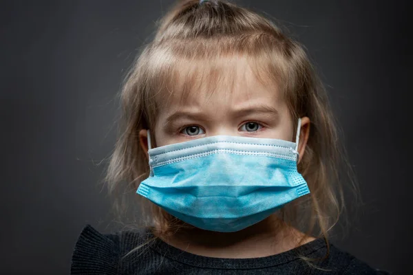 Kleines Mädchen Jahre Alt Einer Medizinischen Maske Einsamkeit Und Angst — Stockfoto