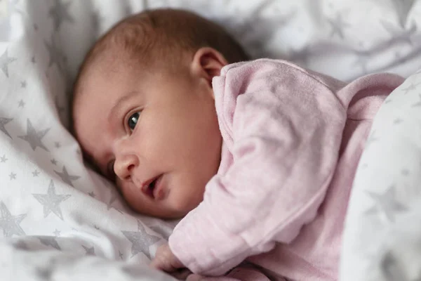Egy Újszülött Két Hétig Fekszik Egy Takaróban Rózsaszín Pulcsis Lány — Stock Fotó