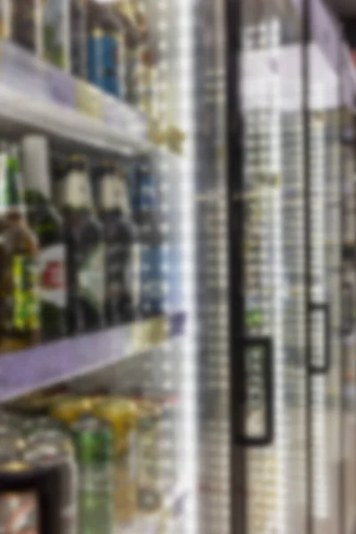 Vitrinas Vidrio Refrigerado Con Bebidas Alcohólicas Tienda Borrosa Vertical —  Fotos de Stock