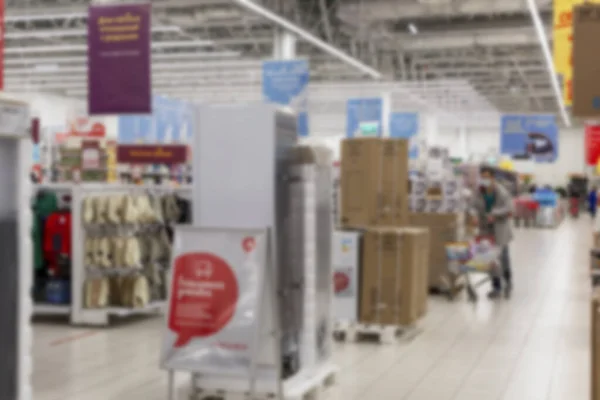 Interior Grande Supermercado Clientes Com Carrinhos Compras Caminham Pela Loja — Fotografia de Stock