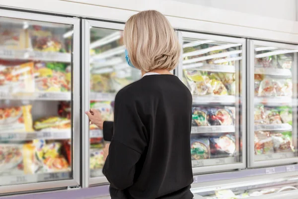 冷凍食品部門のスーパーマーケットの女性 バックビュー — ストック写真