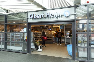 Tren istasyonundaki hızlı kafe. Amsterdam, Hollanda, 10-12-2019.