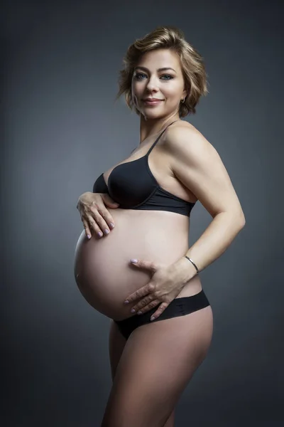 Souriante Jeune Femme Enceinte Sous Vêtements Touche Son Ventre Avec — Photo