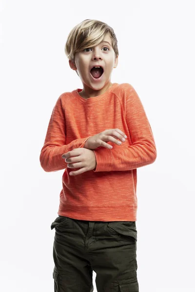 Devítiletý Chlapec Oranžovém Svetru Džínách Zděšeně Křičí Bílé Pozadí Svisle — Stock fotografie