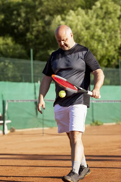 Homme Adulte Joue Tennis Sur Terrain Rue Par Une Journée — Photo