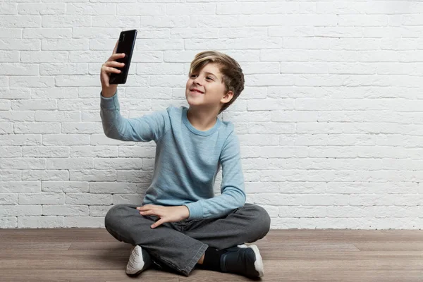 Een Jongen Van Jaar Oud Zit Met Een Telefoon Zijn — Stockfoto