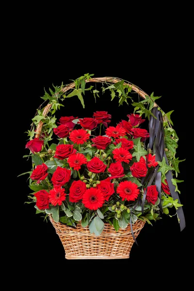 Buquê Fúnebre Rosas Vermelhas Gerberas Uma Cesta Com Uma Fita — Fotografia de Stock