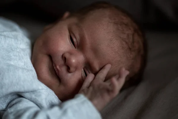 Newborn Baby Sleeps Week Close Low Key Love Tenderness — Stock Fotó