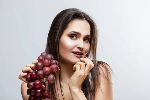 Eine Junge Frau Hält Einen Strauß Lila Trauben Der Hand — Stockfoto