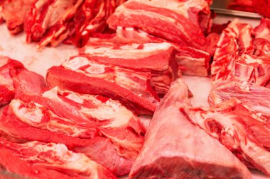 Tezgahta taze kırmızı et var. Sağlıklı beslenme. Yakın plan..