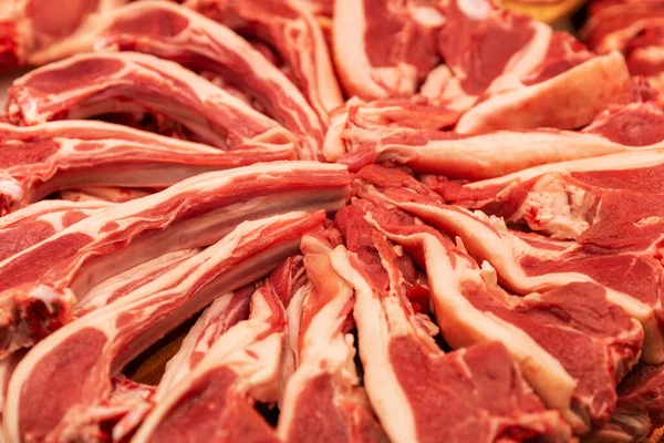 Costillas Carne Cruda Mostrador Del Mercado Carne Fresca Una Vitrina — Foto de Stock