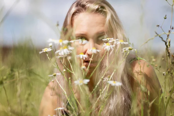 Young Blond Woman Field Camomiles Rest Summer Day Close —  Fotos de Stock