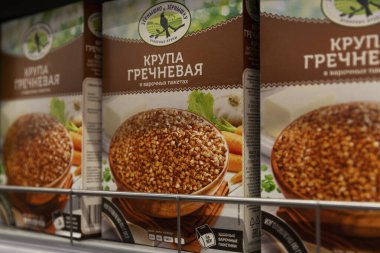 Karabuğday dükkandaki raflarda kutularda yetişir. Moskova, Rusya, 07-02-2021.