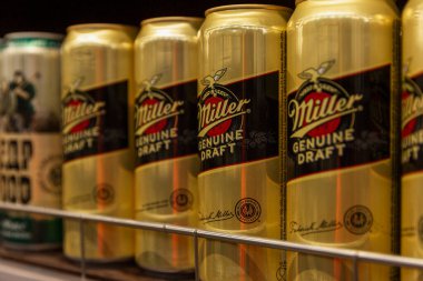 Miller 'ın birası marketteki rafta. Yakın plan. Moskova, Rusya. 07-02-2021.