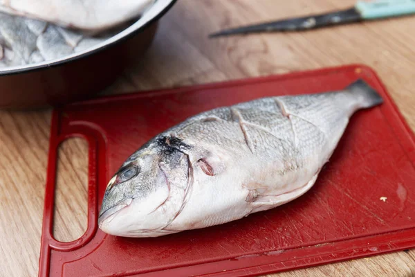 Roher Dorado Fisch Vor Dem Kochen Auf Einem Roten Schneidebrett — Stockfoto