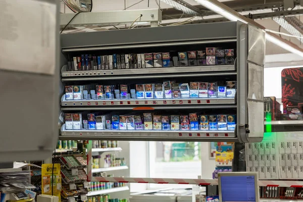 Assortiment Sigaretten Winkel Open Box Bij Kassa Moskou Rusland 2021 — Stockfoto