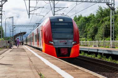 Güneşli bir günde platformda modern bir tren. Moskova, Rusya, 07-02-2021.