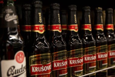 Dükkandaki raflarda şişe bira. Yakın plan. Moskova, Rusya, 07-02-2021.