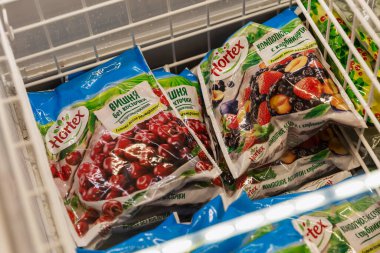 Dükkandaki buzdolabında dondurulmuş sebzeler paketlerde. Yakın plan. Üst Manzara. Moskova, Rusya, 07-02-2021.