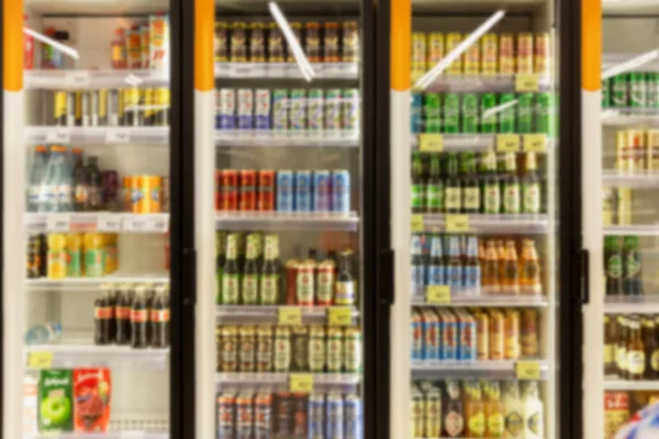 Vitrine Vidro Com Cerveja Gelada Loja Vista Frontal Desfocado — Fotografia de Stock